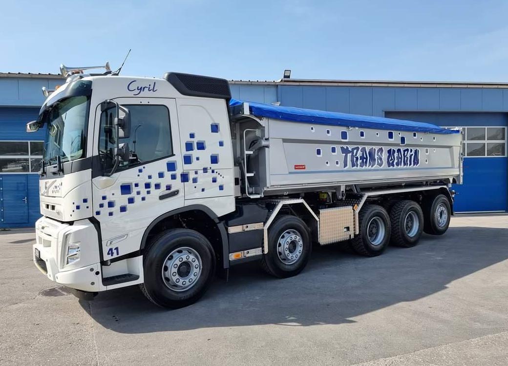 Photo d'un camion basculant 2 côtés 5 essieux