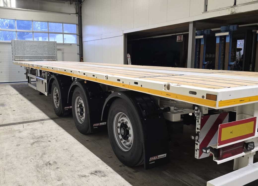 Photo d'une semi-remorque plateau MAX 210 dirigeable